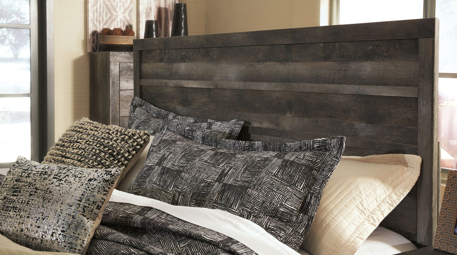 Wynnlow - Panel Bed - Image 3
