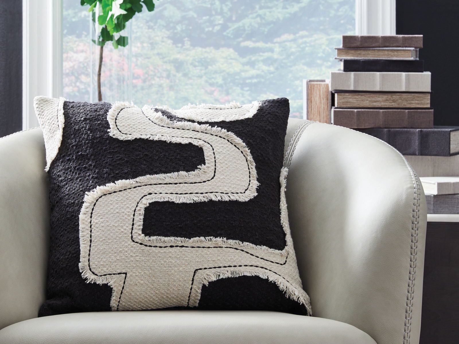 Veerbank - Pillow (Set of 4) - Black / Beige - Image 4